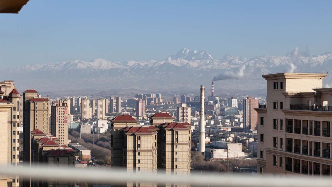 城市与雪山
