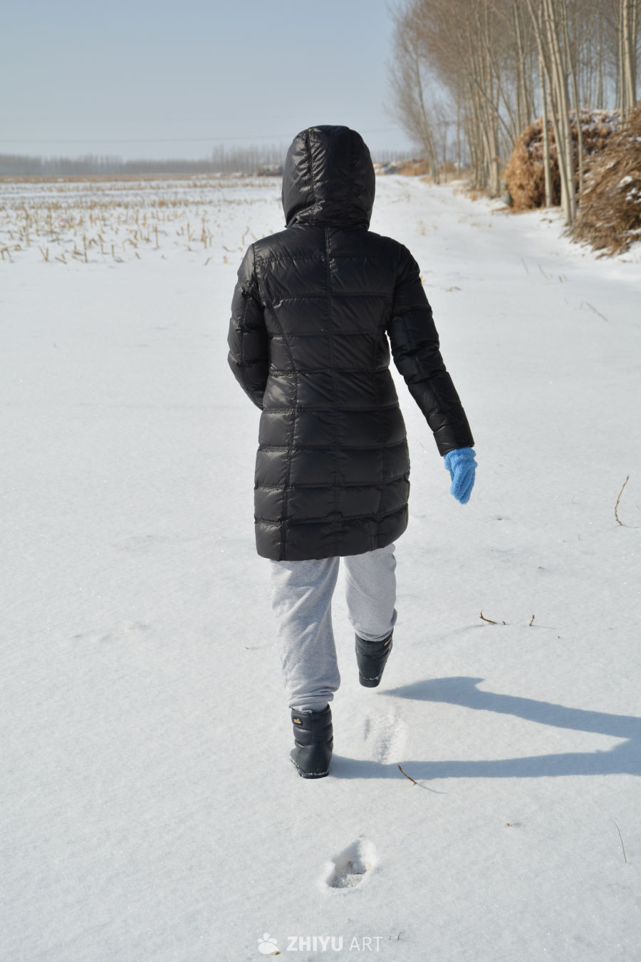 雪地上玩雪的女人