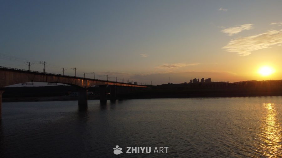 夕阳下的铁路桥