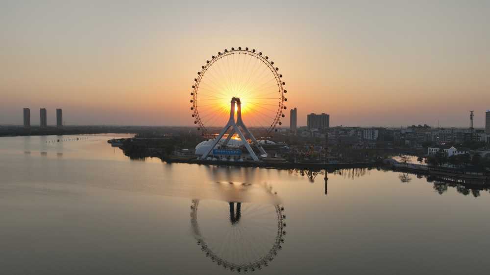 南方江边城市摩天轮日落游乐园