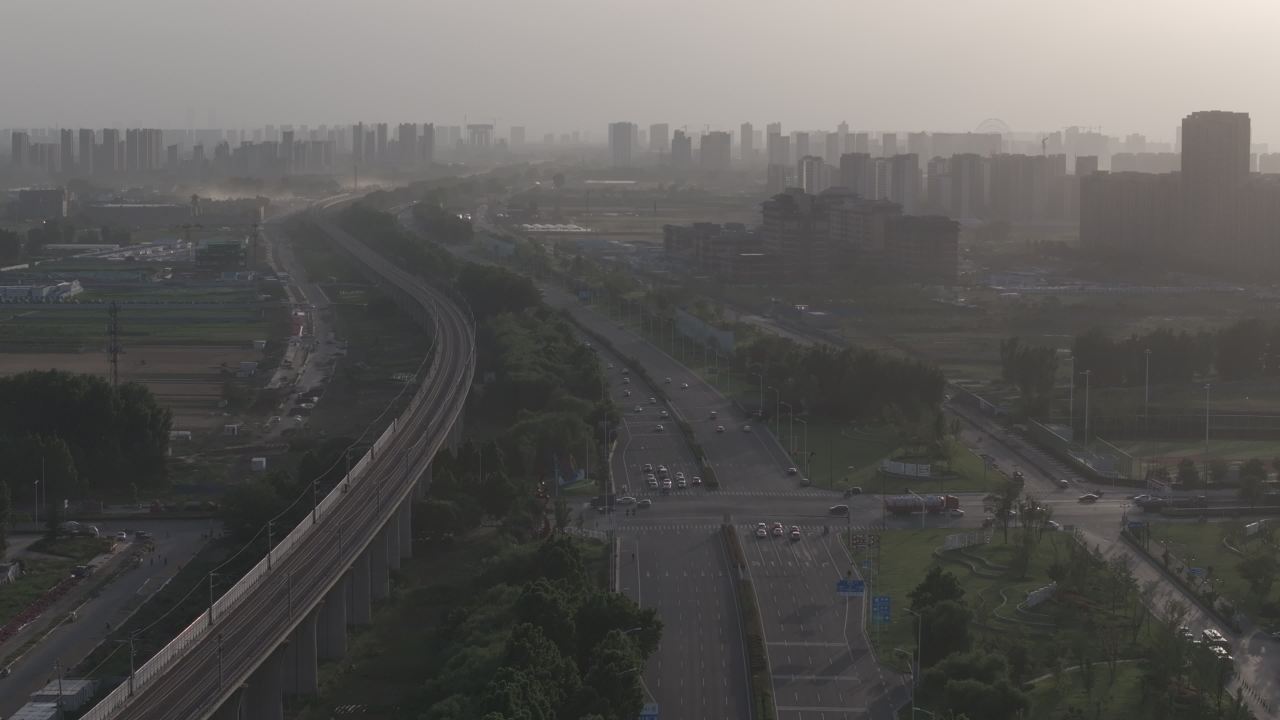 晨雾中的城市交通