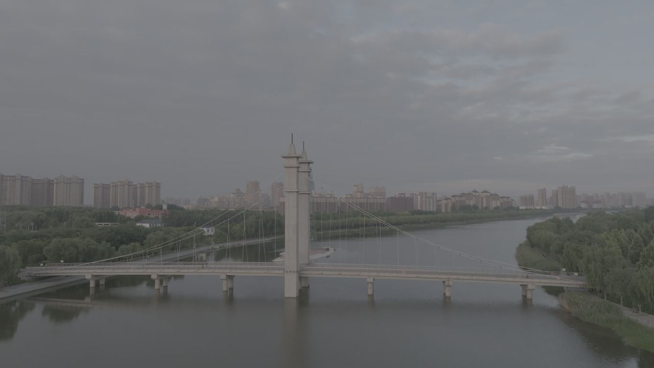 晨曦中的城市桥梁