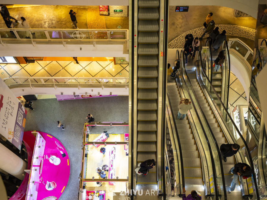 商场多层自动扶梯景象