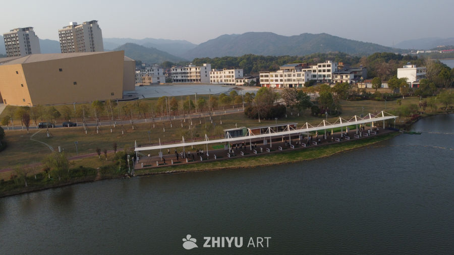 湖畔步道与城市风光