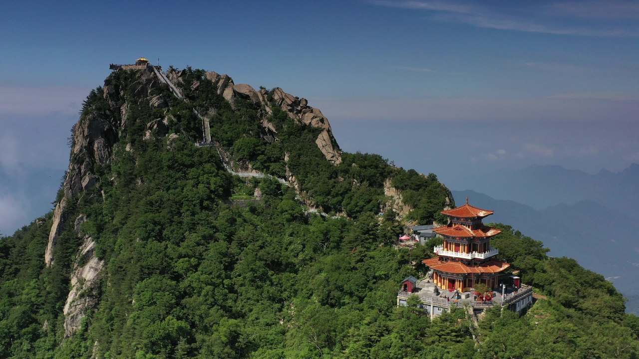 云端寺庙：山巅上的宁静