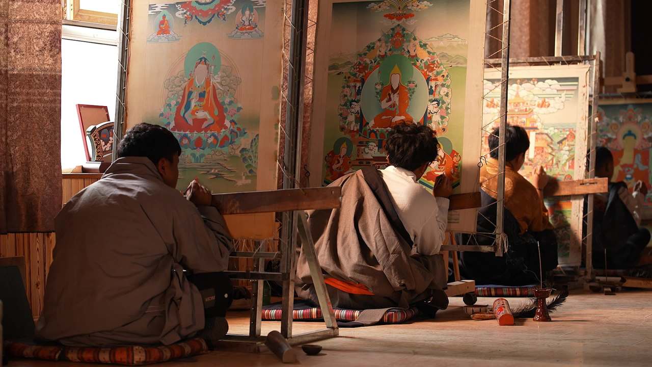 唐卡艺人创作过程