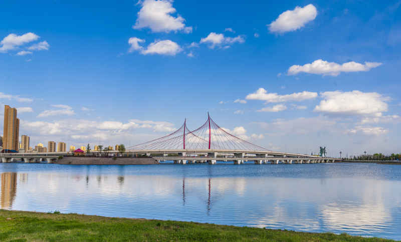 甘肃庆阳地标建筑彩虹桥