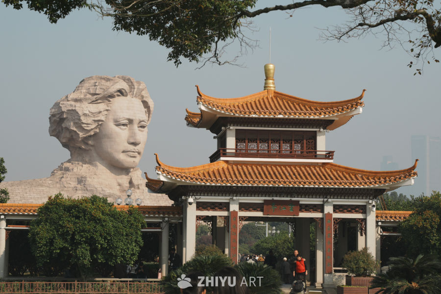 毛泽东雕像与传统亭台