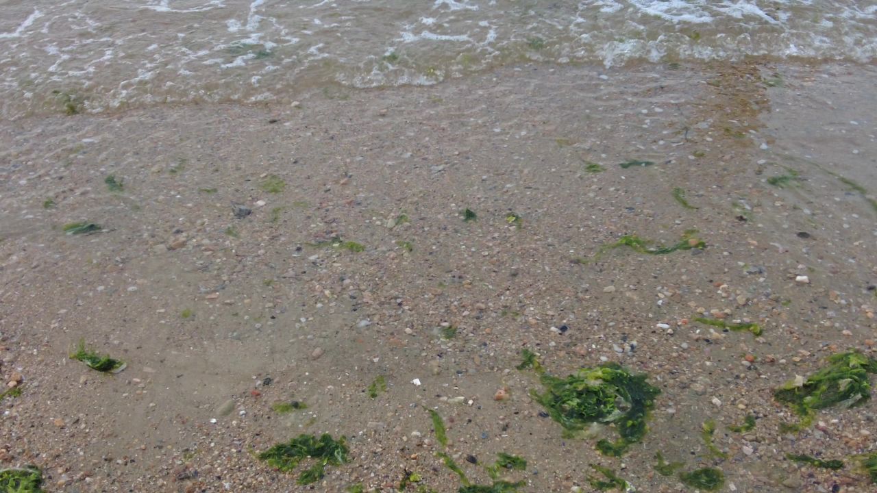 大海海浪沙滩蓝天白云实拍  