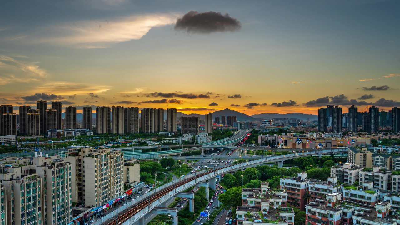 珠海城市黄昏时分交通与建筑及反隙光