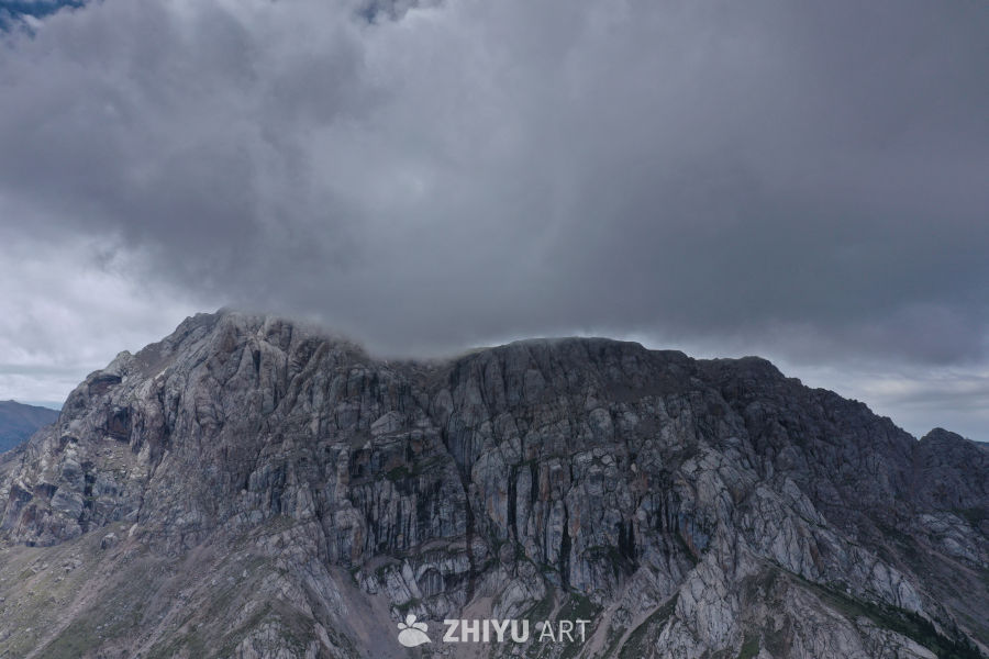 云海中的山峰