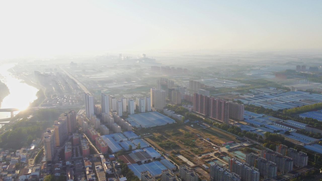 无人机拍摄早晨晨雾下的工业园