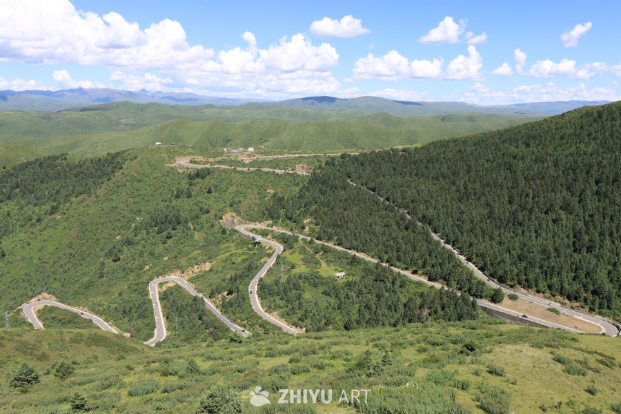 蜿蜒山间公路