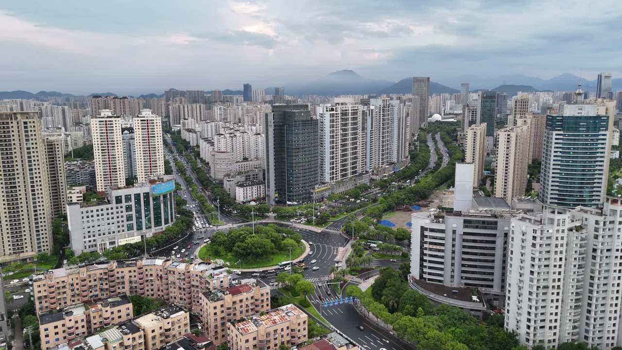 都市繁华与自然的交融