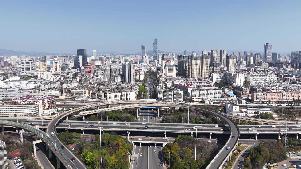 繁忙都市的高架桥全景