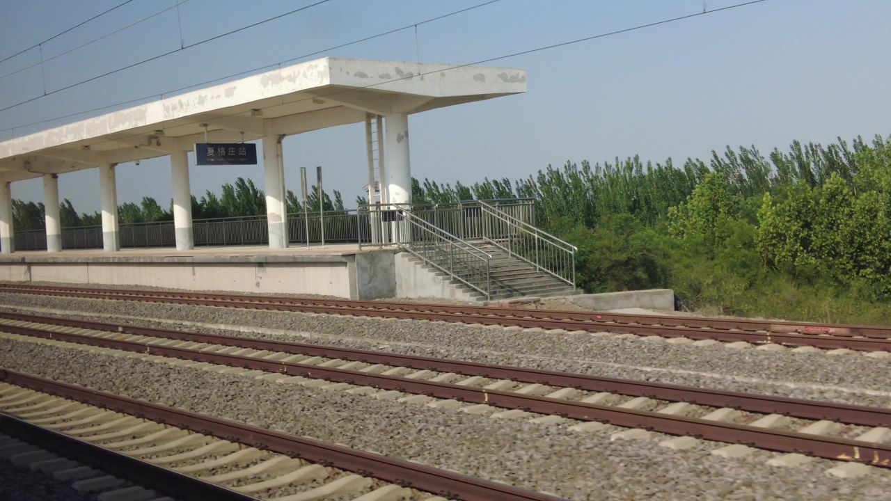 旅途风光蓝天白云高铁窗外实拍  