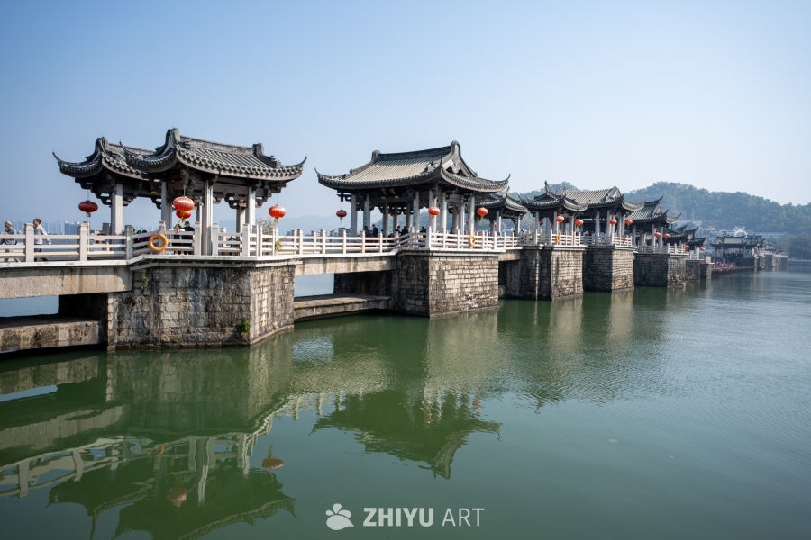 古桥映水，红灯笼点缀
