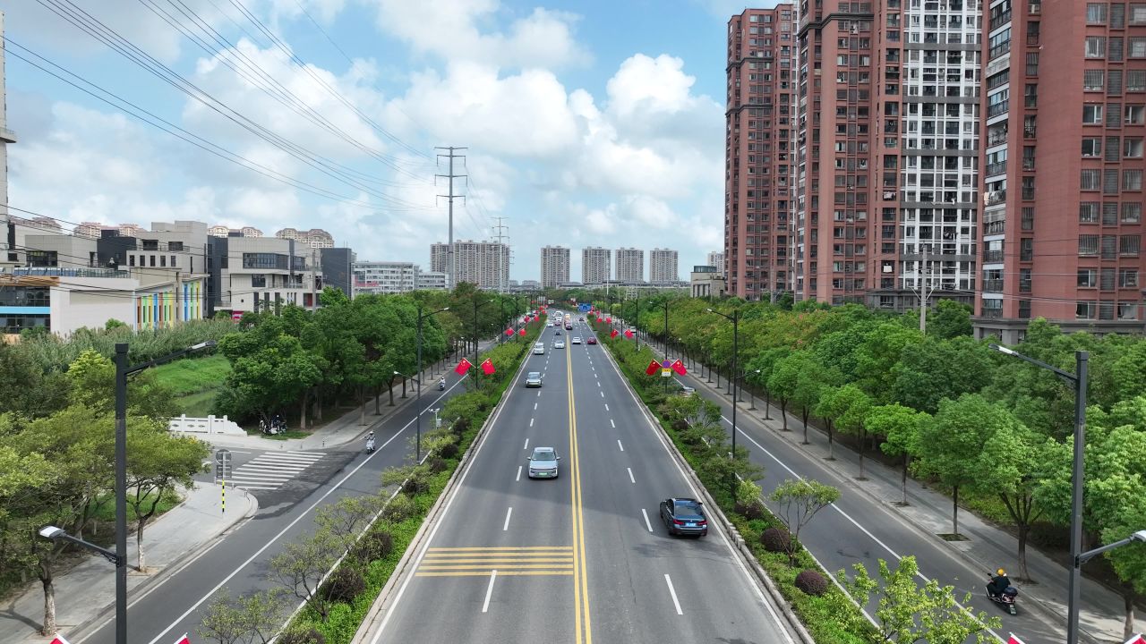 航拍道路上的国旗 3