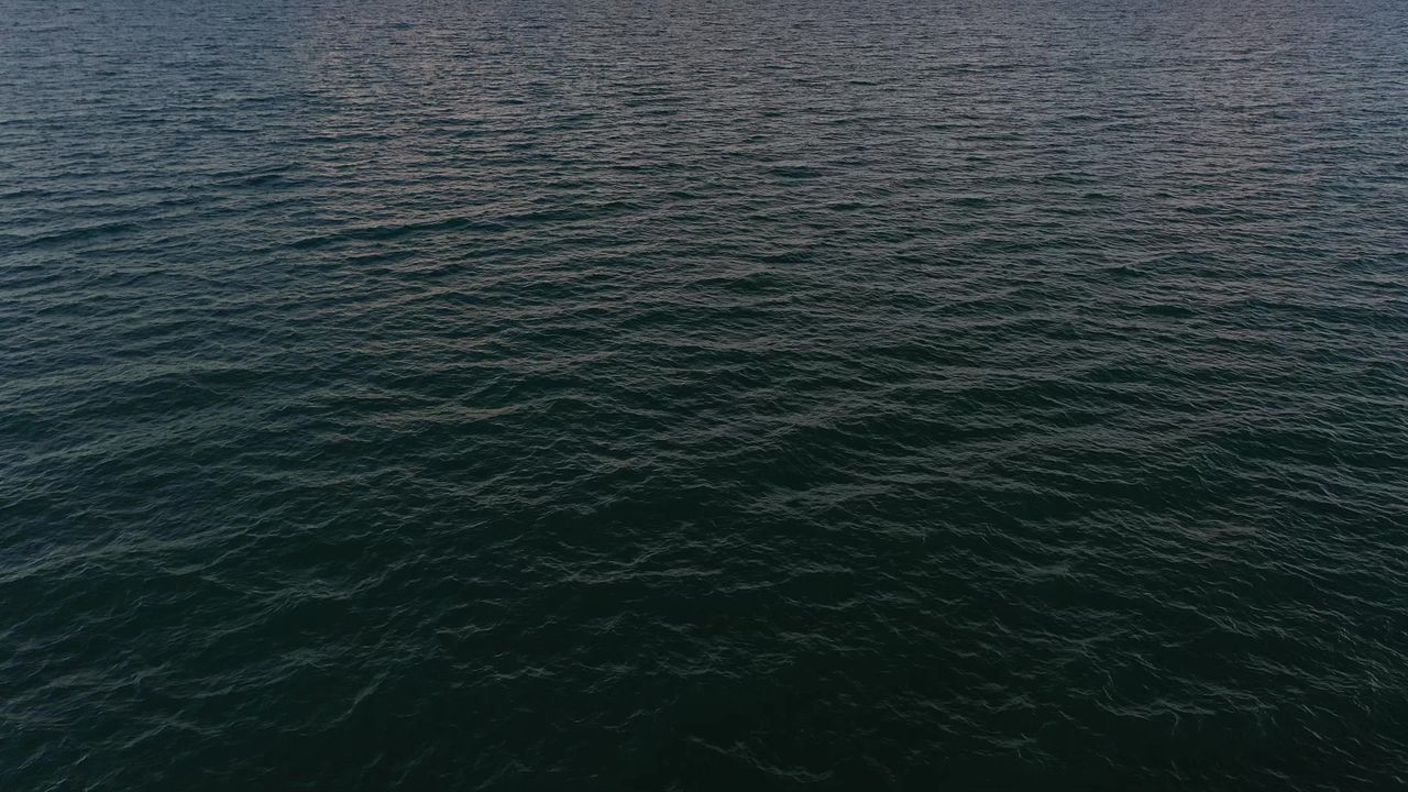 航拍黄昏时分的纳木错湖面