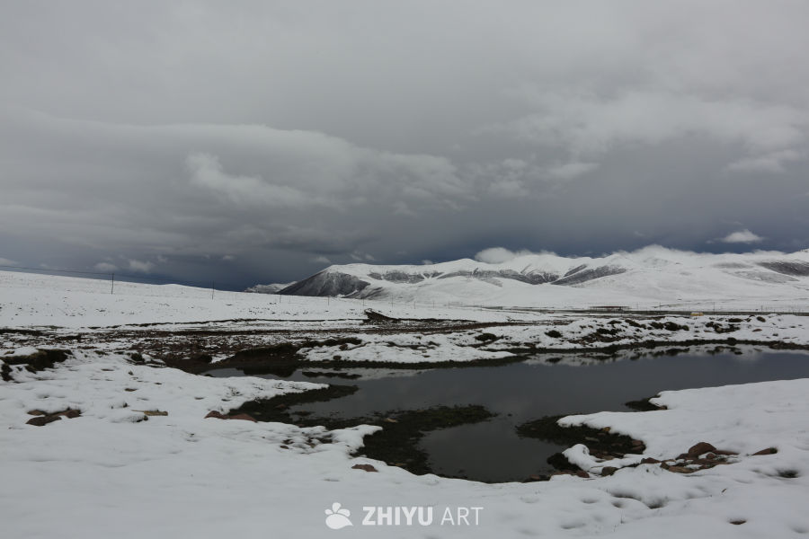 雪山湖畔的宁静