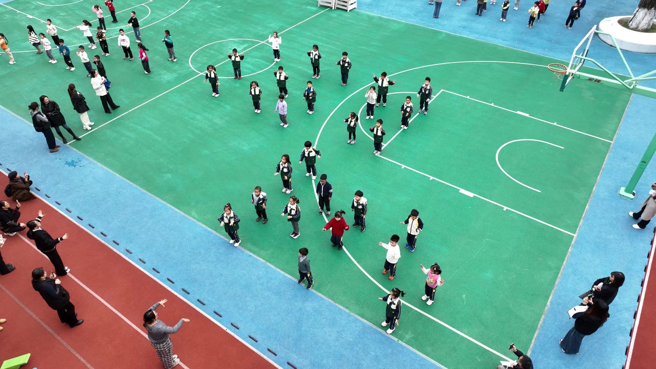 航拍幼儿园家长开放日室外活动 6