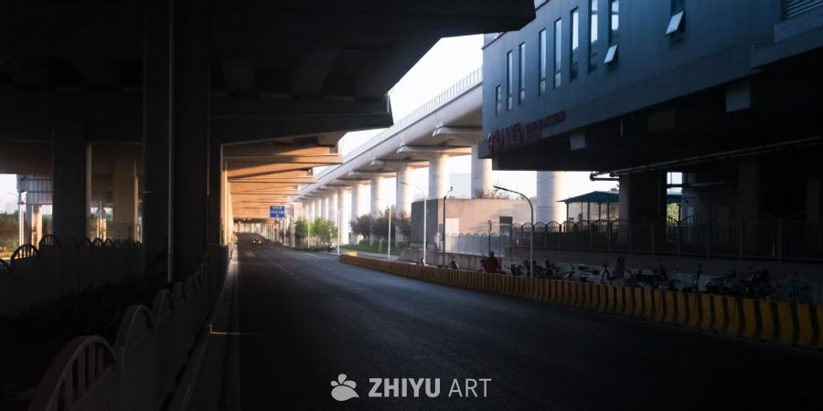 清晨高架下的城市道路