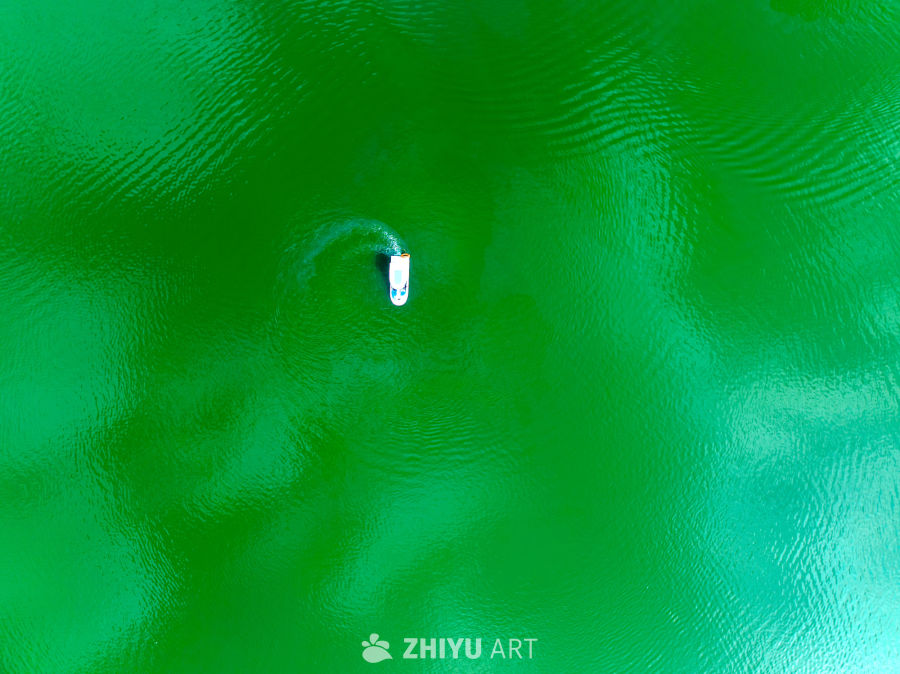绿波荡漾的小船