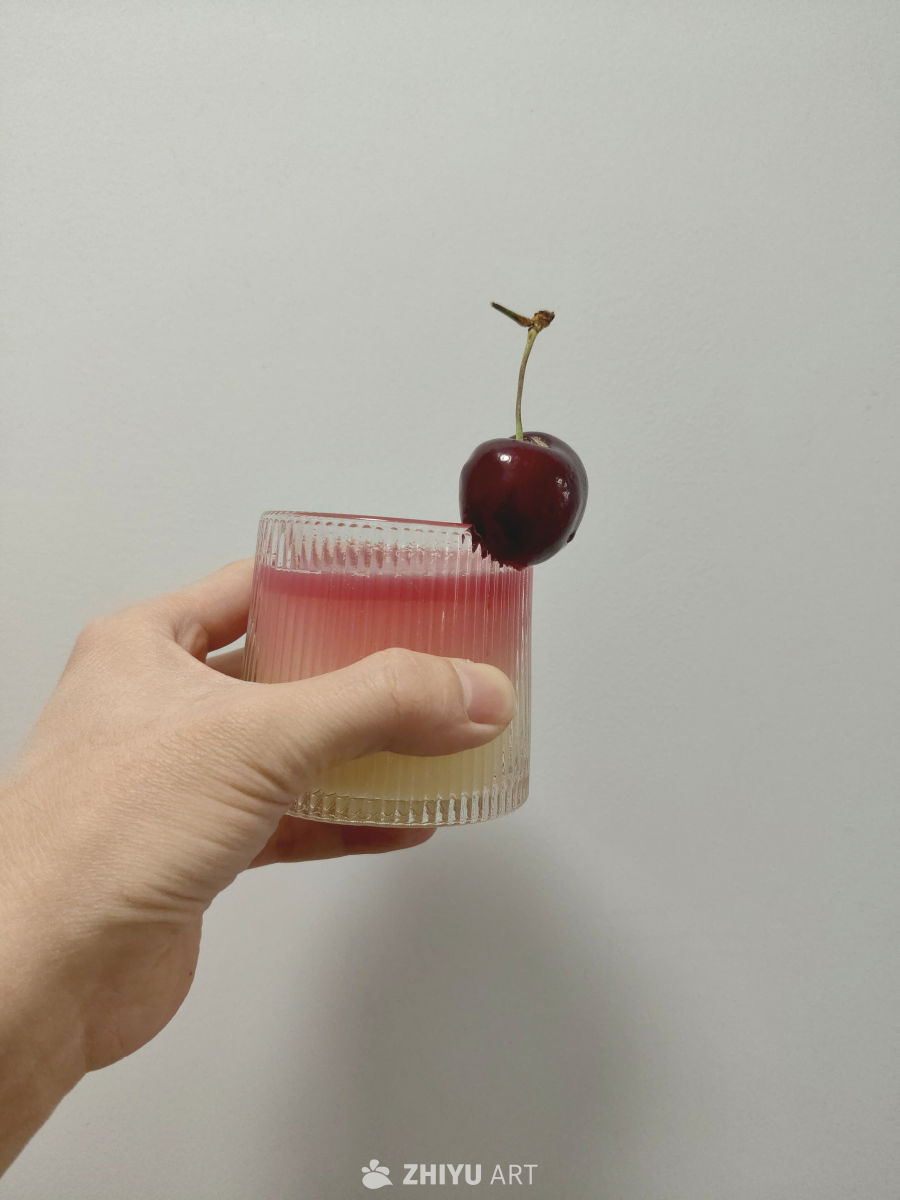 手持渐变分层特调饮品特写