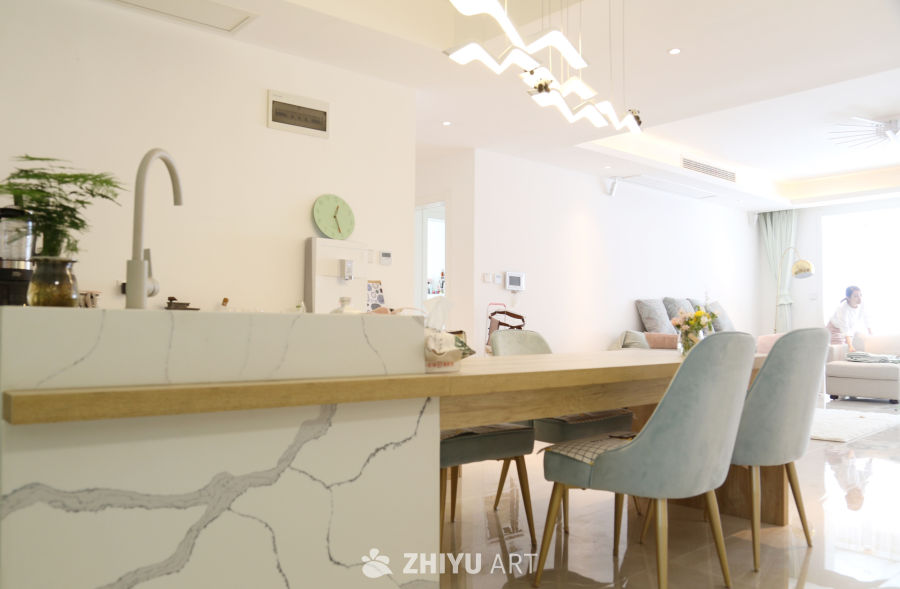 现代简约家庭厨房与用餐区