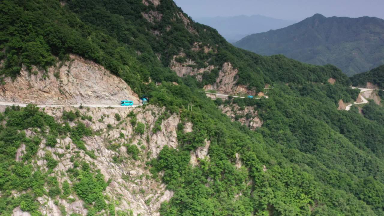 山间绿意盎然的公路