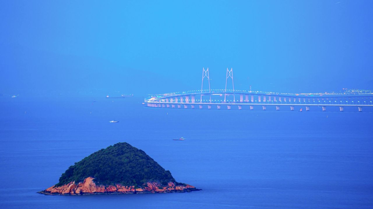 港珠澳大桥中国结傍晚时分