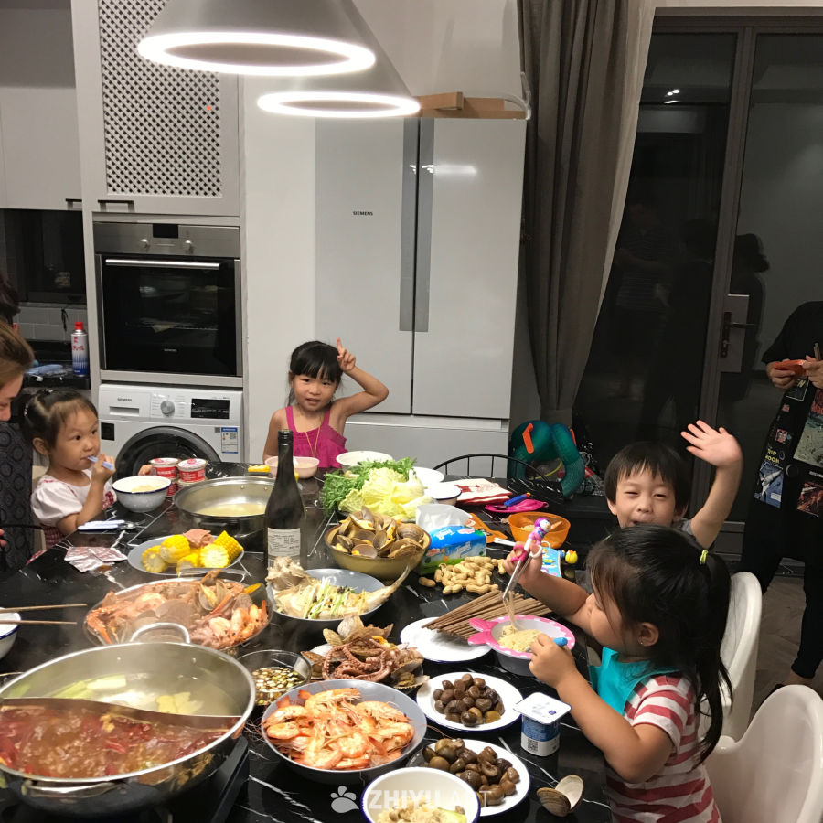 家庭火锅夜：欢声笑语