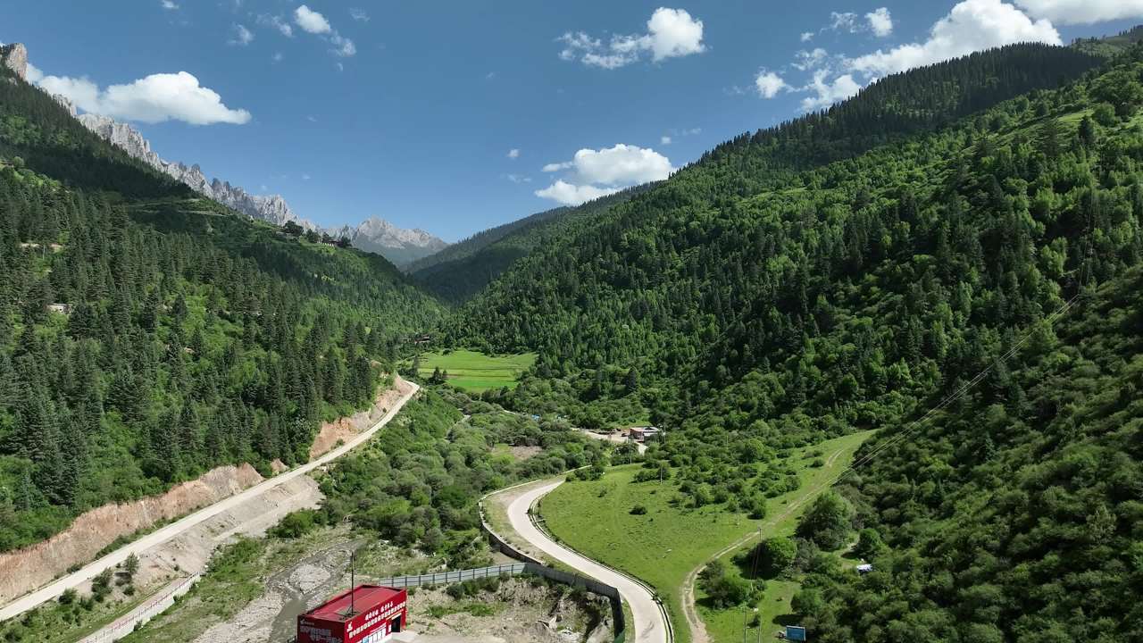 高山峡谷航拍全貌展现自然壮丽