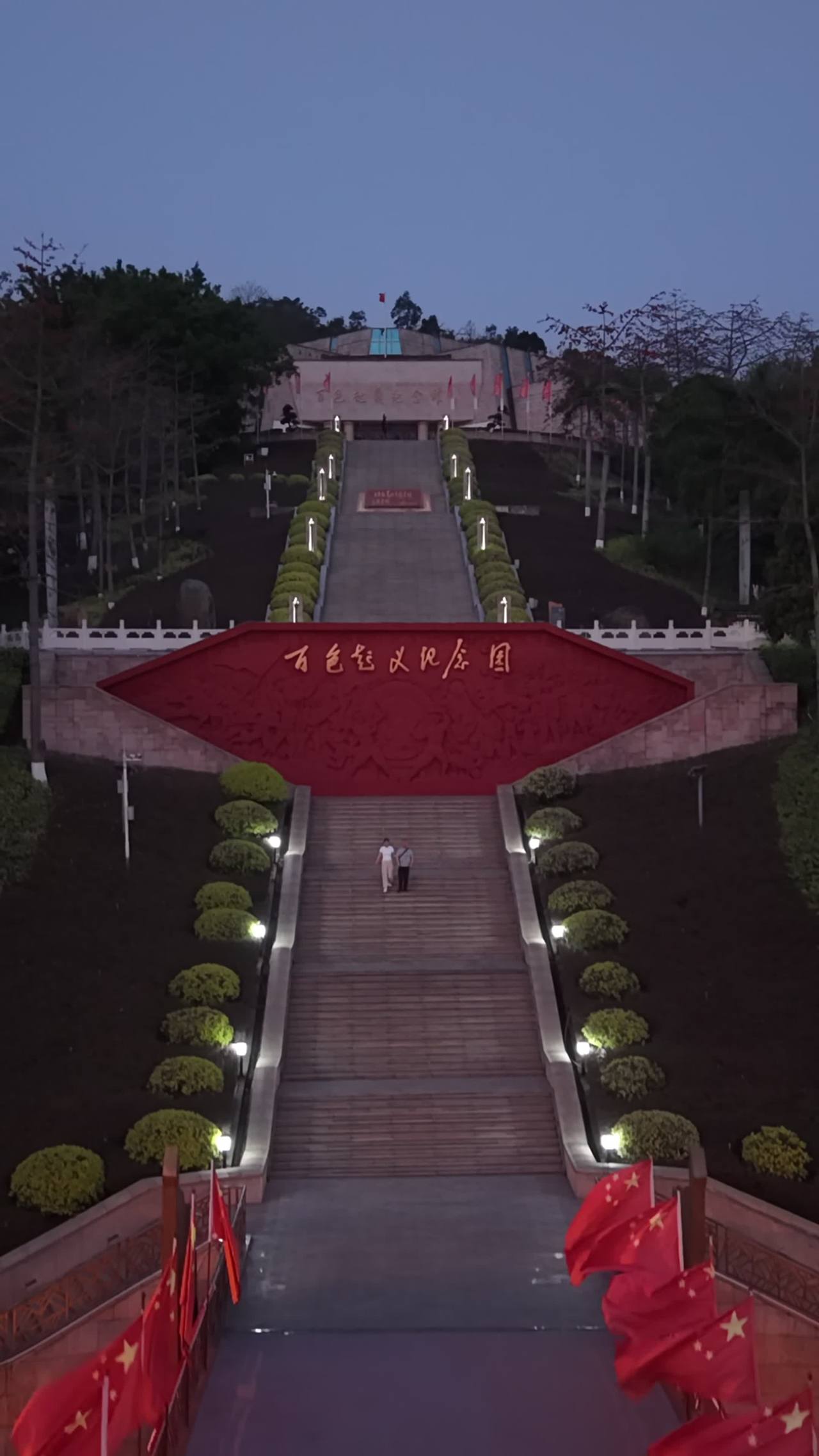 黄昏下的红色纪念碑
