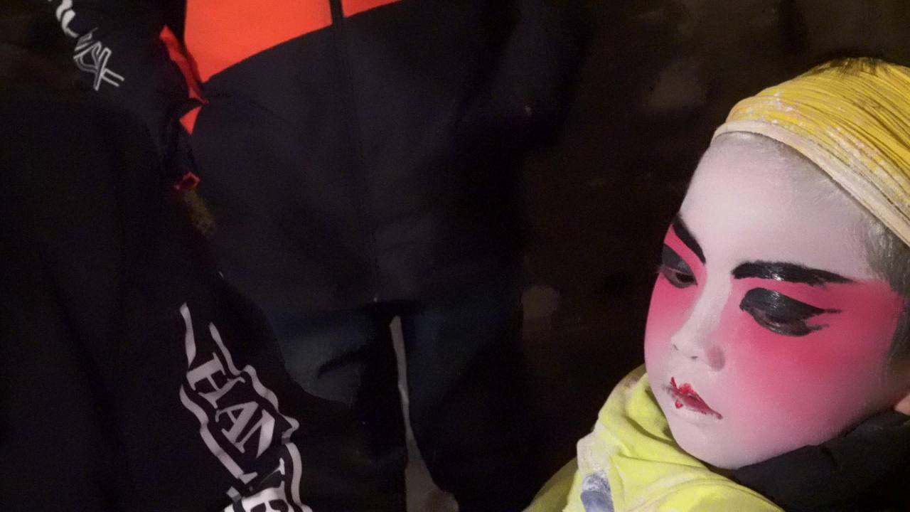 戏曲妆容的细致描绘