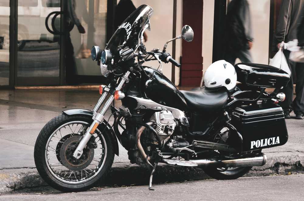 黑色的摩托车一个