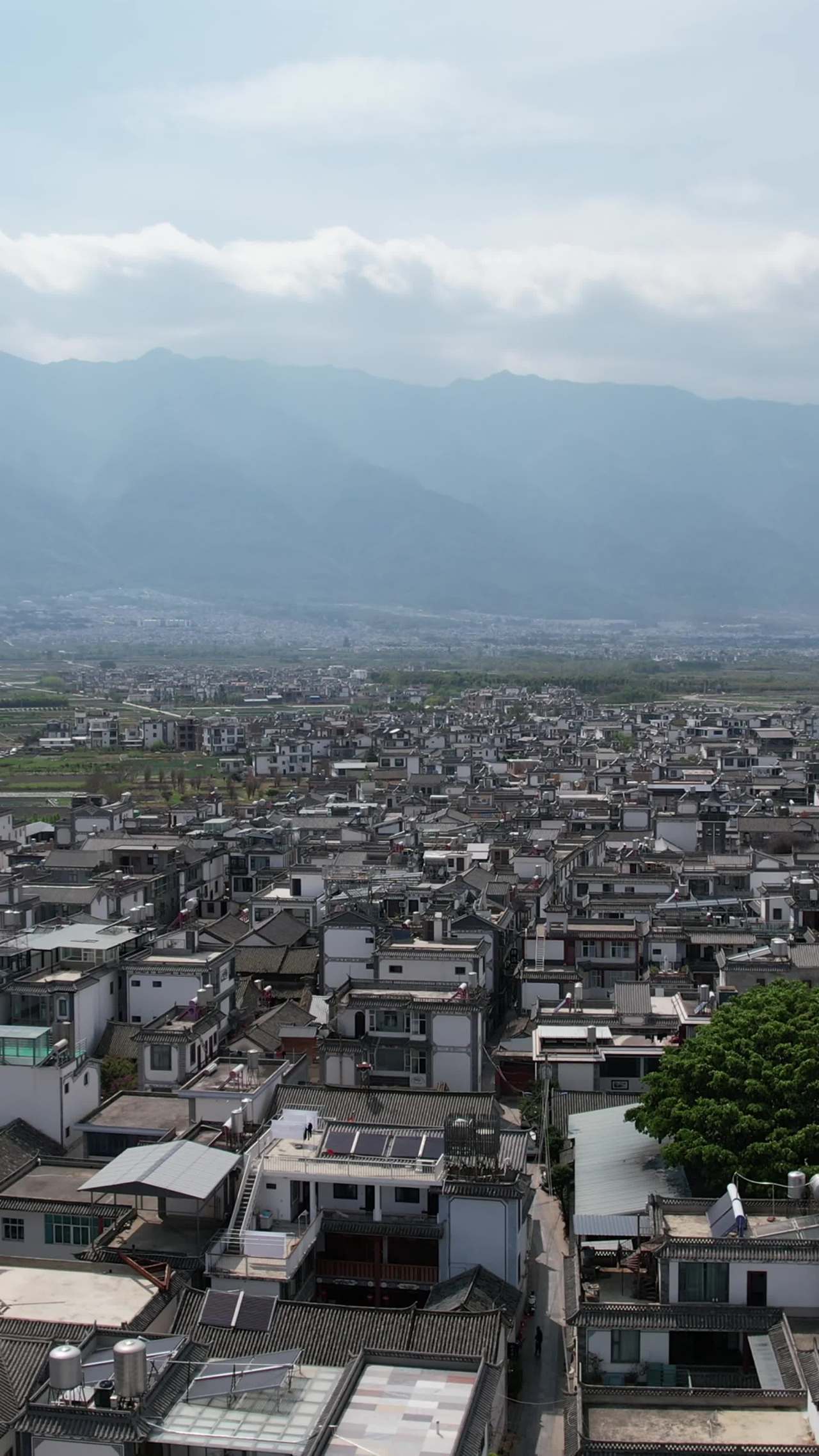 古镇静谧山景