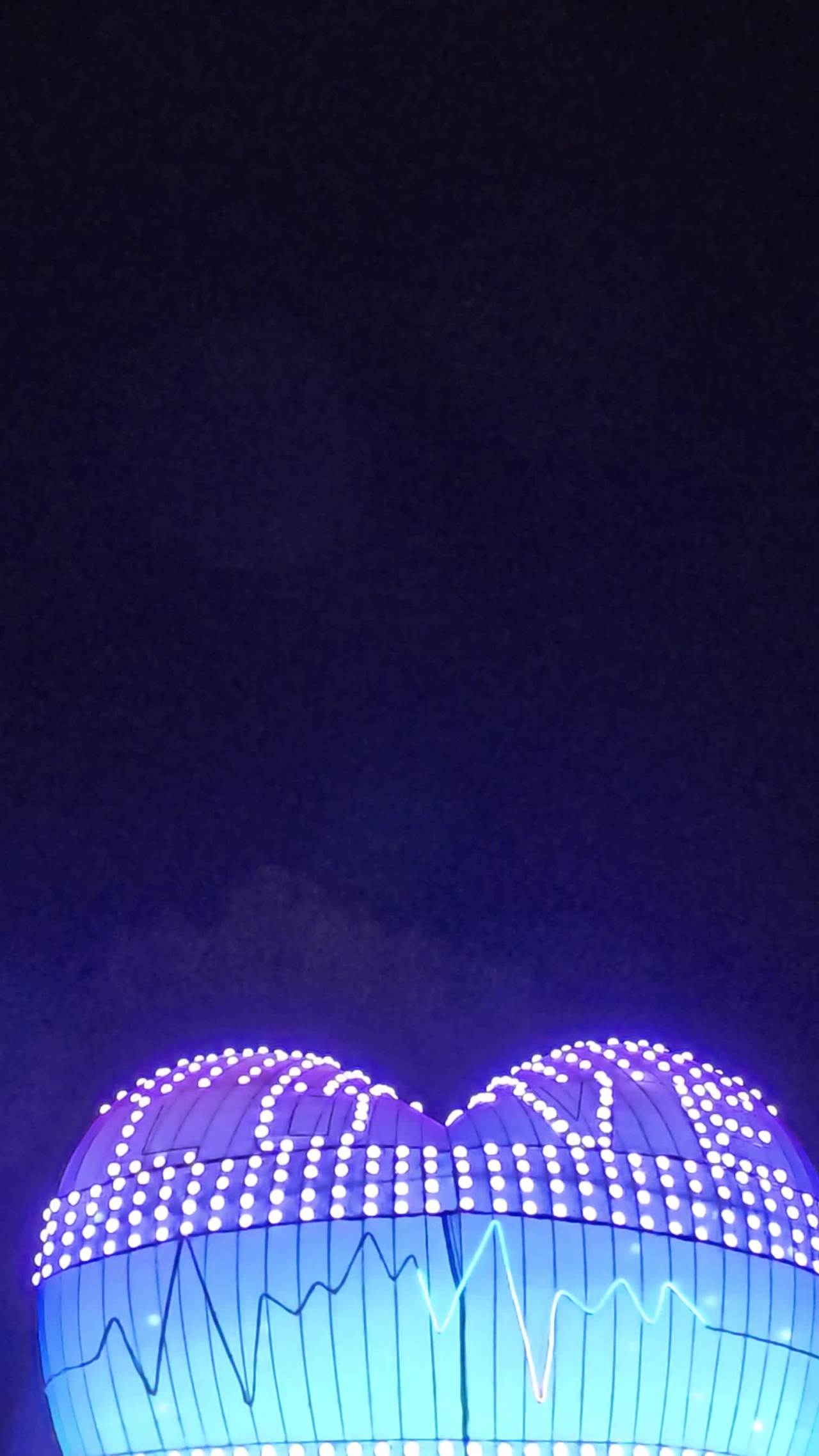 心形霓虹灯夜景