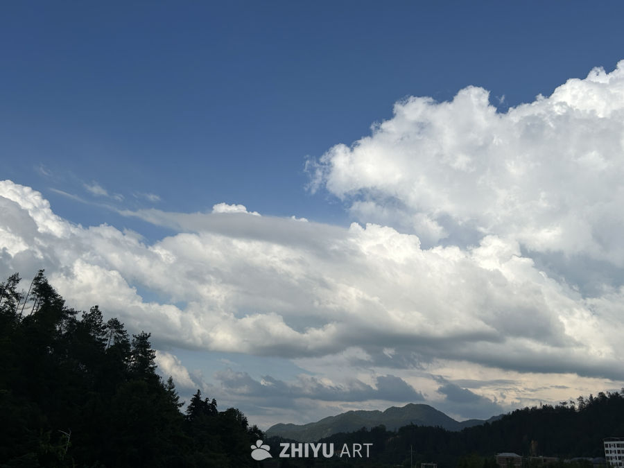 蓝天白云下的山间景色