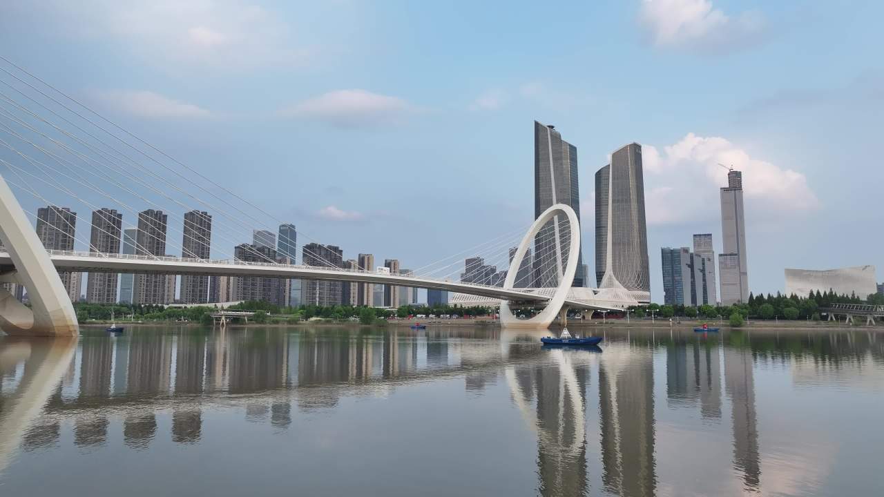 城市之光：桥与水的和谐