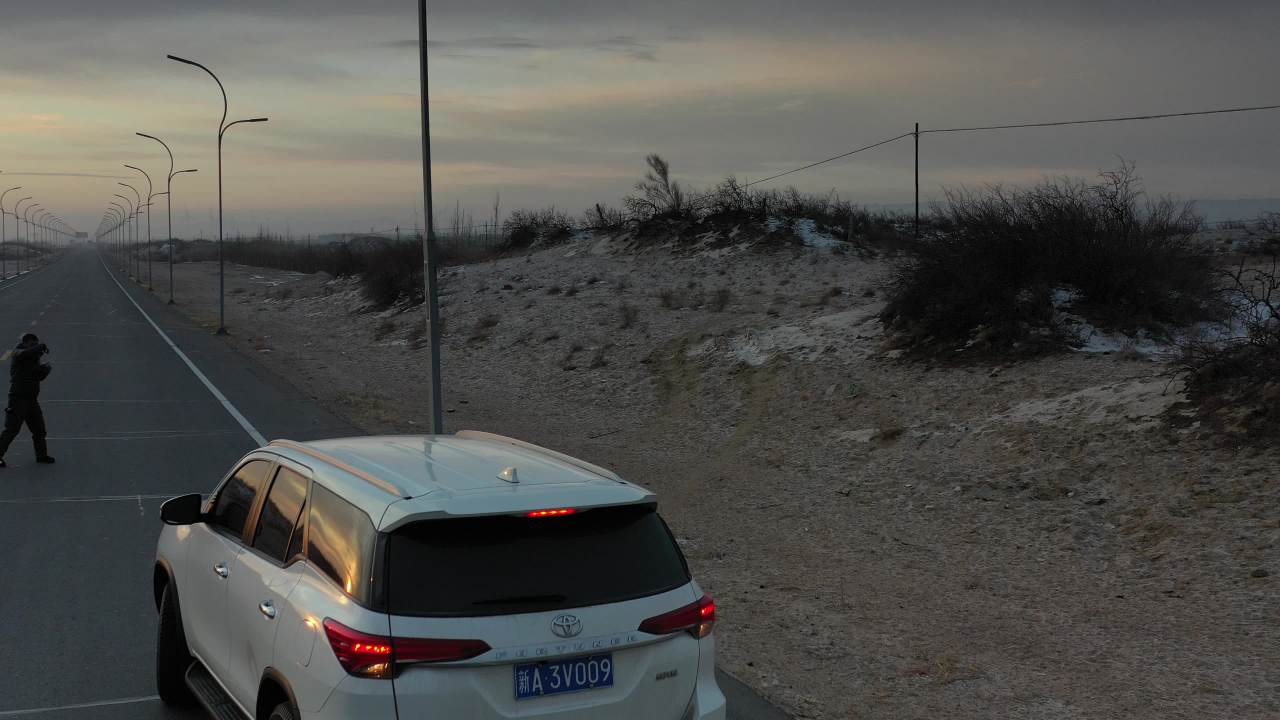 雪地中的孤独旅行