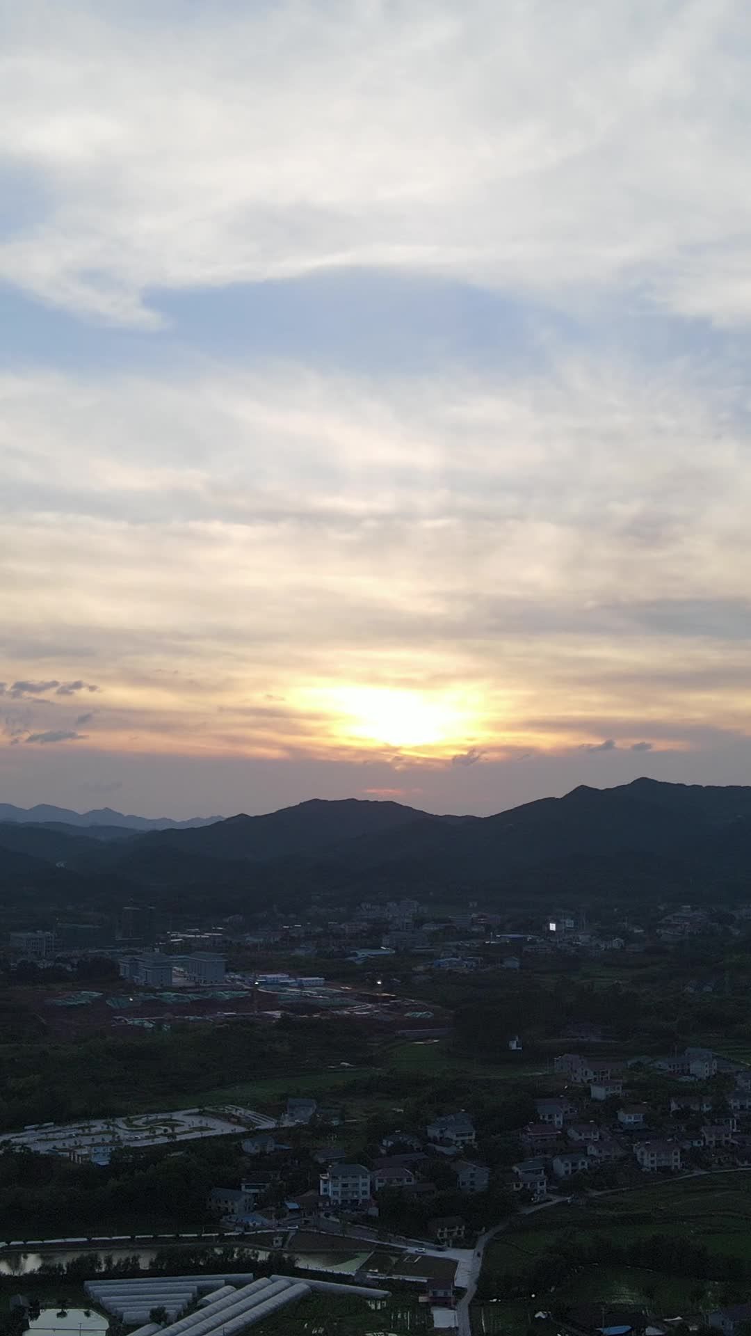日落下的宁静村庄