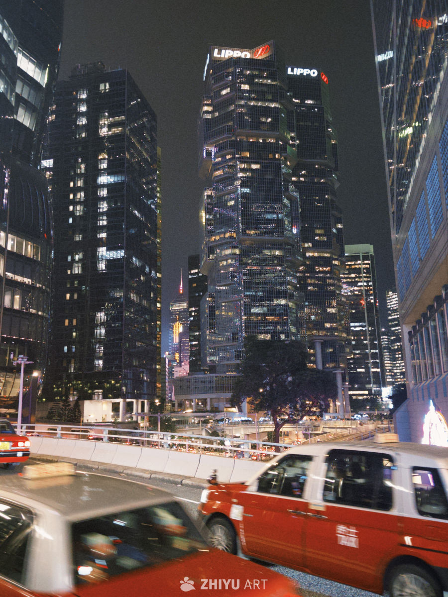 都市夜景：灯火辉煌的街道