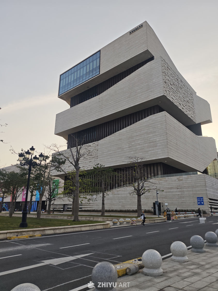 现代建筑前的宁静街景