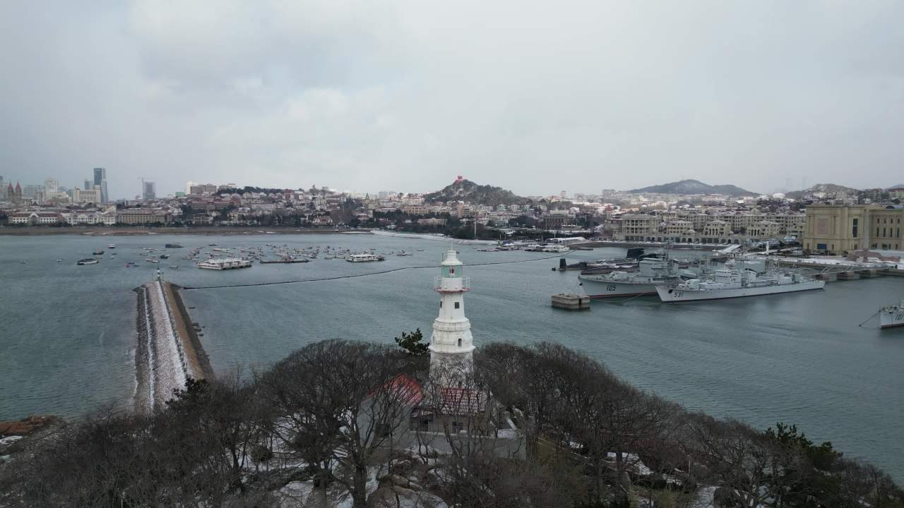 青岛市南海边老城区小青岛公园冬天雪景航拍 23