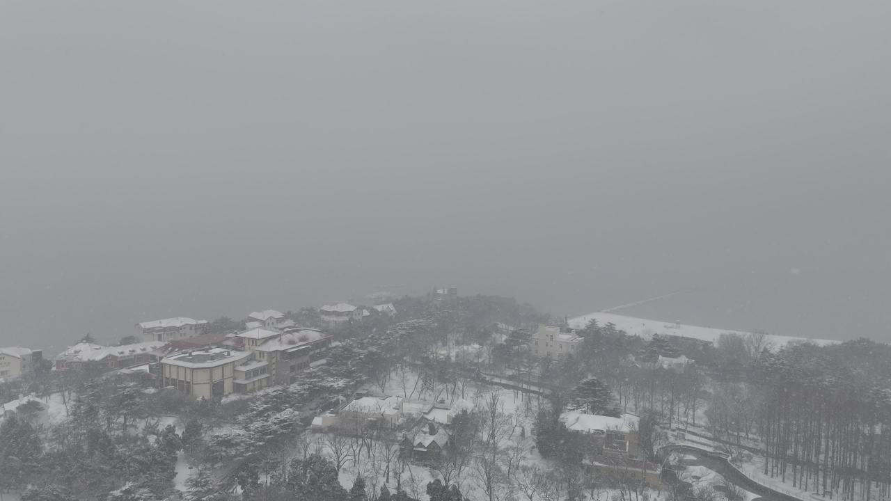 青岛第三海水浴场城市海边雪景航拍 5