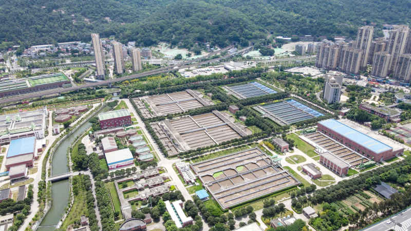 工业生产工厂烟囱炊烟航拍摄影图 