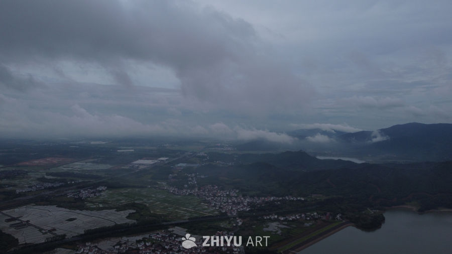云雾缭绕的乡村景色