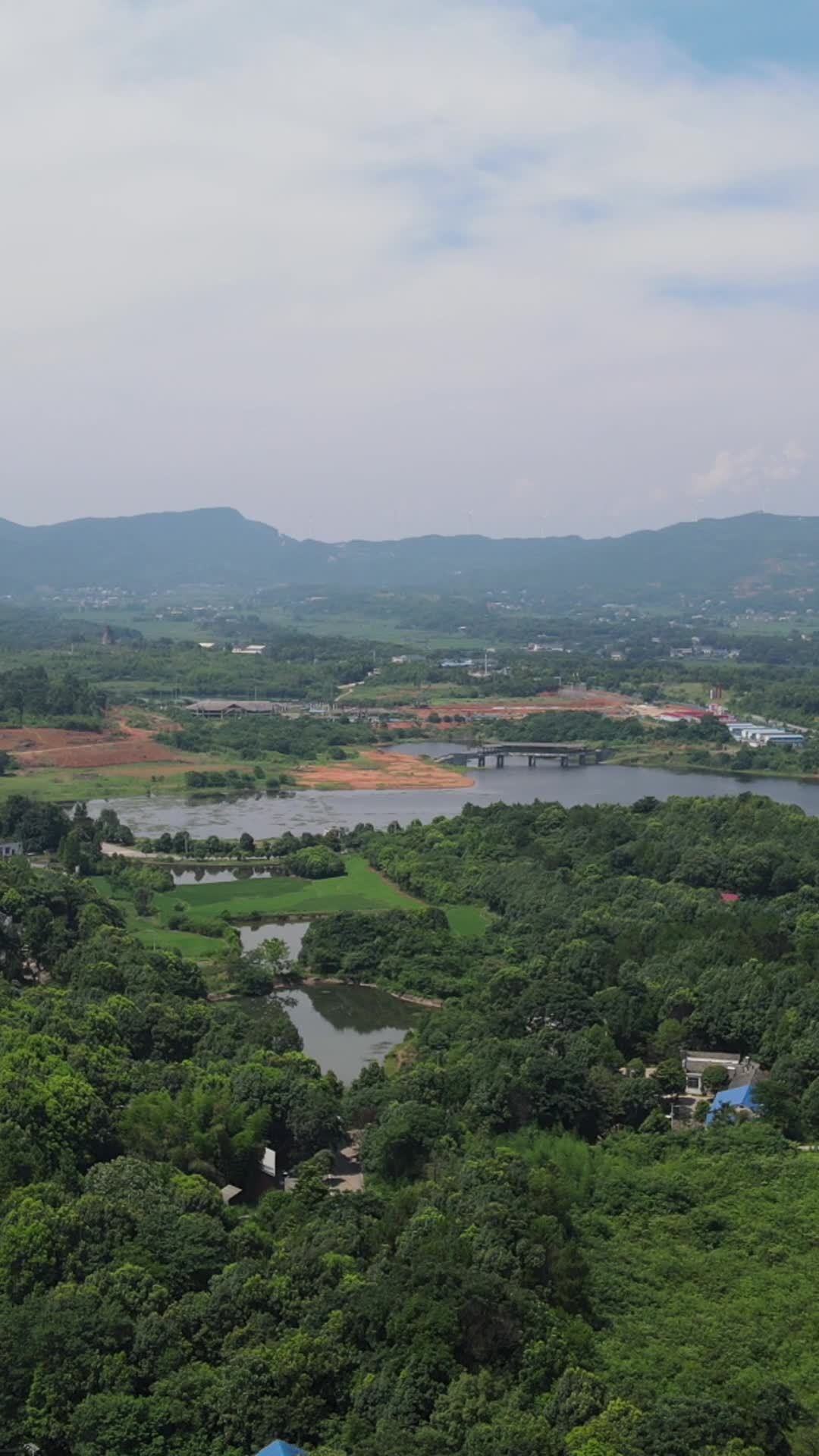 湖畔森林与山景