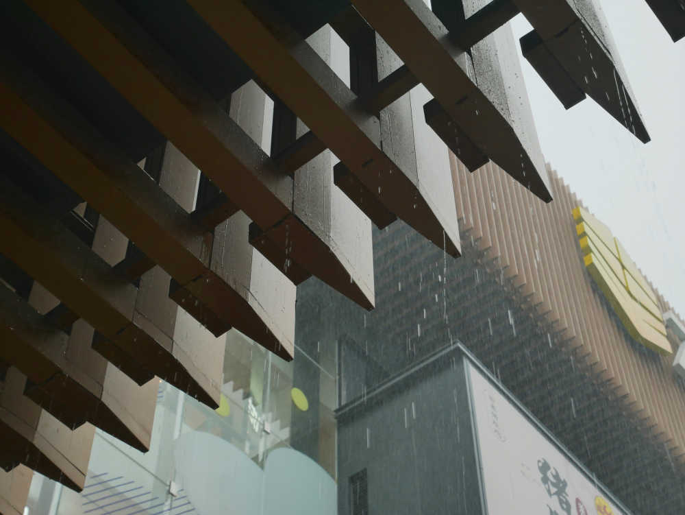 商场屋檐在雨中